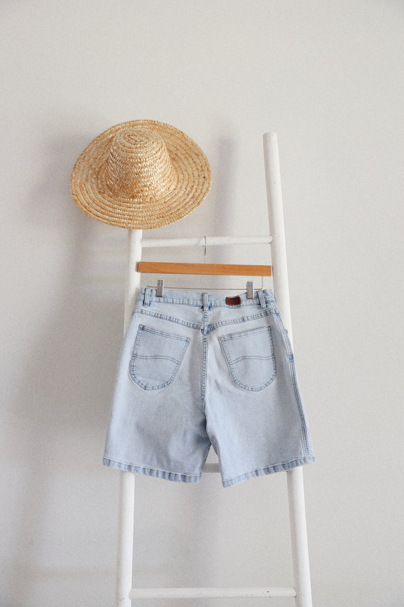 Vintage Lee 〰️ Light Wash Denim Shorts (30)