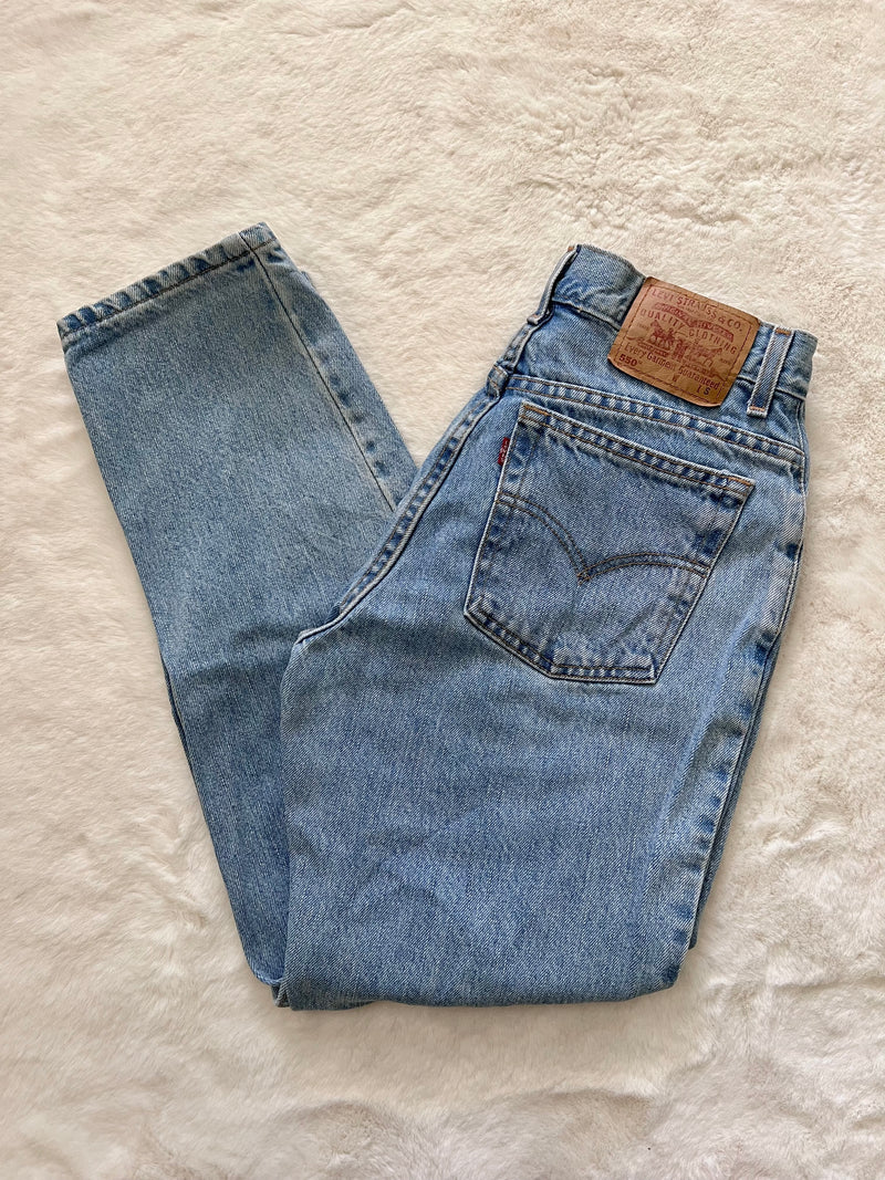 Vintage Levi’s • 550's Medium Wash (28)