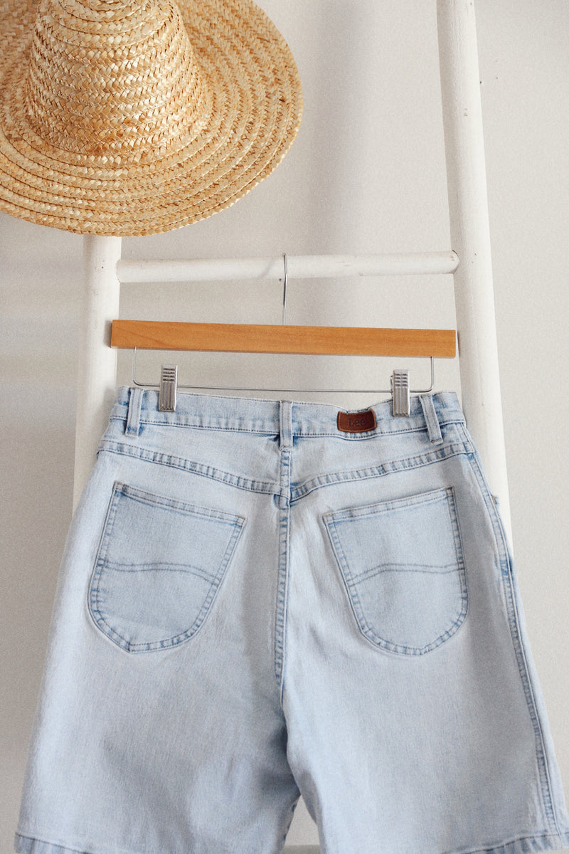 Vintage Lee 〰️ Light Wash Denim Shorts (30)