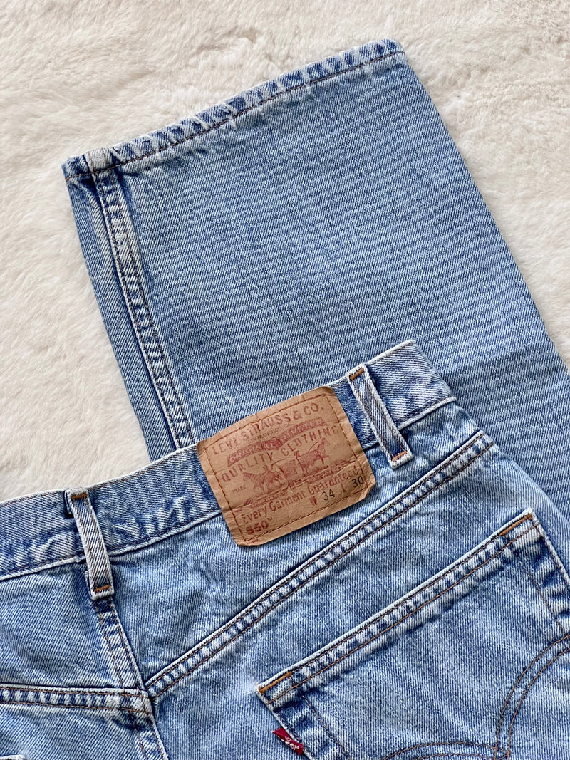 Vintage Levi’s • 550's Medium Wash (34)