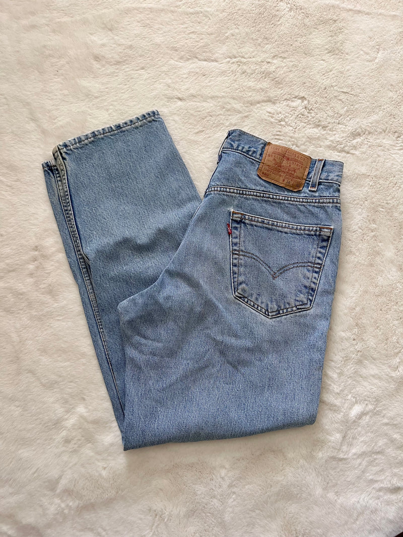 Vintage Levi’s • 550's Medium Wash (34)