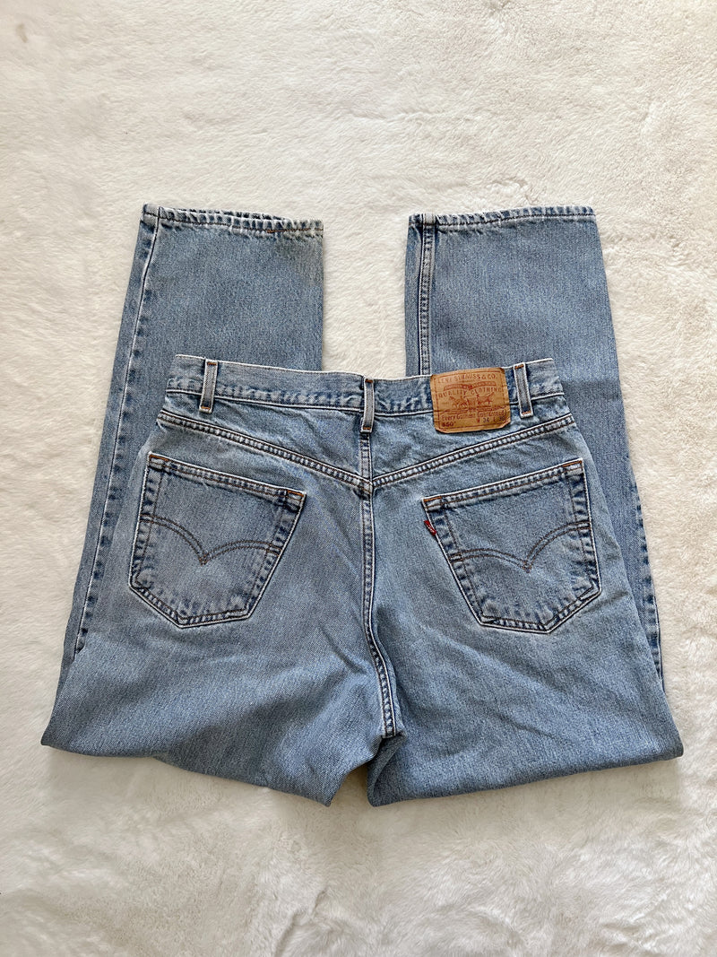 Vintage Levi’s • 550's Medium Wash (34)