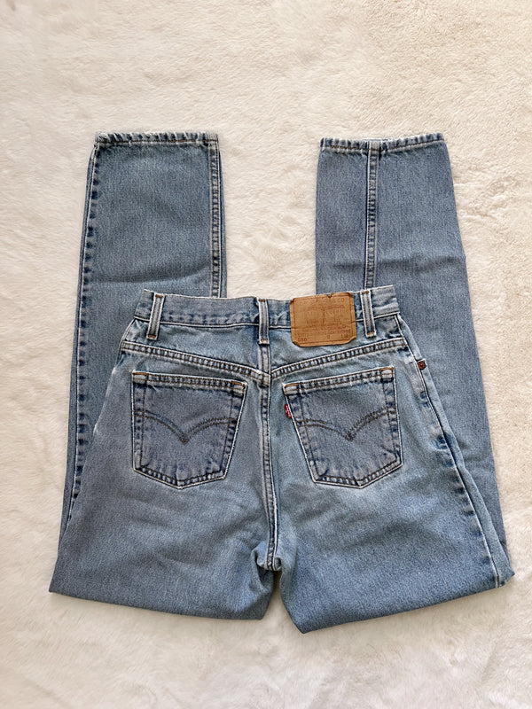 Vintage Levi’s • 550's Medium Wash (26)