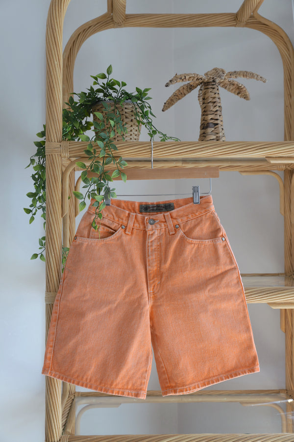 Vintage Levi's 〰️ 900 Series Tangerine Bermuda Shorts (24)