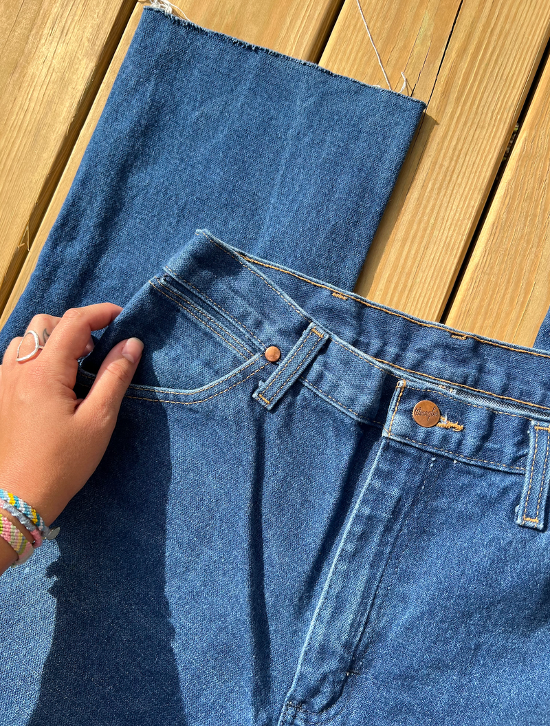 Vintage • Wrangler Dark Wash Denim (30)